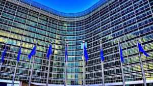 ΕΕ: Αντιδράσεις για την πρόσληψη Αμερικανίδας σε υψηλόβαθμη θέση στην Κομισιόν – Τι απαντά η Επιτροπή