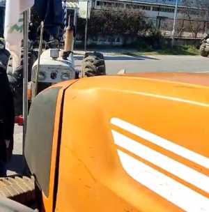 Αγρότες έκλεισαν συμβολικά την Εθνική Οδό Λάρισας – Κοζάνης