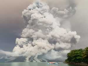 «Βρυχάται» το ηφαίστειο Ρουάνγκ στην Ινδονησία: Εκτοξεύθηκε τέφρα σε ύψος πέντε χλμ – Δείτε απόκοσμες εικόνες