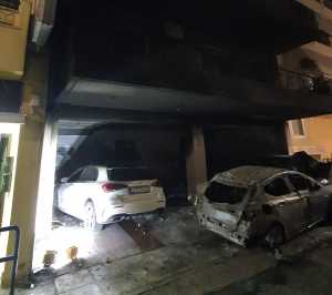 Φωτιά σε πυλωτή πολυκατοικίας στον Κολωνό – Ζημιές σε 4 οχήματα και 2 μηχανές, 4 άτομα μεταξύ αυτών και 2 νήπια στο νοσοκομείο