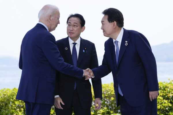 Ιαπωνία: Για τριμερή στην Ουάσιγκτον προσκαλεί ο Τζ. Μπάιντεν τον Φ. Κισίντα και τον Νοτιοκορεάτη Πρόεδρο Σουκ Γέολ