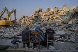 Σεισμός Τουρκία: Από τη μάχη της επιβίωσης στις μπουλντόζες για τους ομαδικούς τάφους