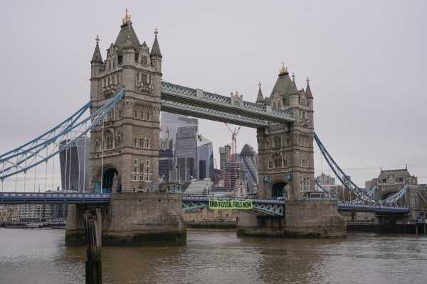 Βρετανία: Ακτιβιστές περιβαλλοντικής οργάνωσης προκάλεσαν κυκλοφοριακά προβλήματα σε τέσσερις γέφυρες του Λονδίνου