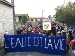Γαλλία: Μαίνεται ο «πόλεμος του νερού» – Συγκρούσεις διαδηλωτών και αστυνομίας στα δυτικά, εν μέσω λειψυδρίας