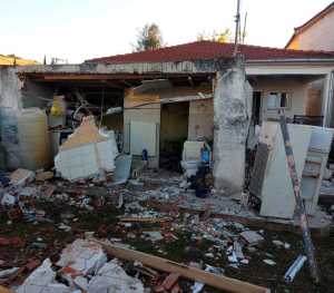 Τρίκαλα: Έκρηξη φιάλης υγραερίου τραυμάτισε 80χρονο και προκάλεσε ανυπολόγιστες ζημιές στην οικία του
