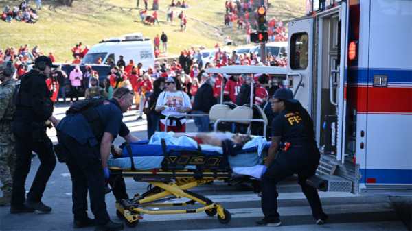 Ένας νεκρός και τραυματίες έπειτα από πυροβολισμούς στο Κάνσας μετά την παρέλαση των νικητών του Super Bowl