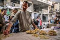 O λιμός «πνίγει» τη Γάζα – Κινδυνεύουν ζωές για ένα σακί αλεύρι