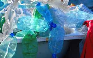 Ανακαλύφθηκαν μικρόβια που «χωνεύουν» πλαστικά σε χαμηλές θερμοκρασίες