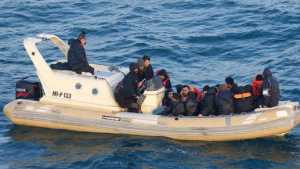 Απεγκλωβίστηκαν από βραχώδη περιοχή της Σάμου 17 μετανάστες μεταξύ των οποίων ένα βρέφος και πέντε παιδιά