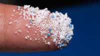 Μελέτη: Οι τοξικές ουσίες από τα μικροπλαστικά μπορούν να απορροφηθούν από το δέρμα