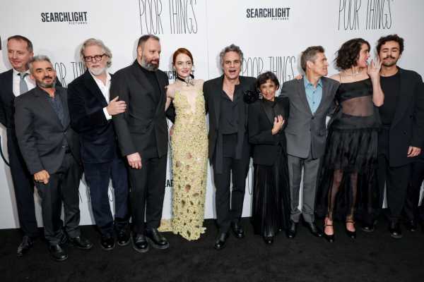 Poor Things: Η πρεμιέρα στη Νέα Υόρκη – Τι είπαν οι συντελεστές της ταινίας για τον Λάνθιμο και ο ίδιος για την Έμμα Στόουν