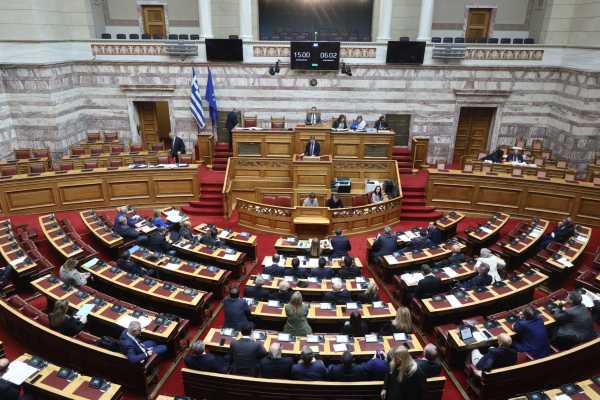 Πρόταση δυσπιστίας: Έτοιμο το κείμενο από Ανδρουλάκη, το μεσημέρι η κατάθεσή του – Πυρετός τηλεφωνικών διαβουλεύσεων