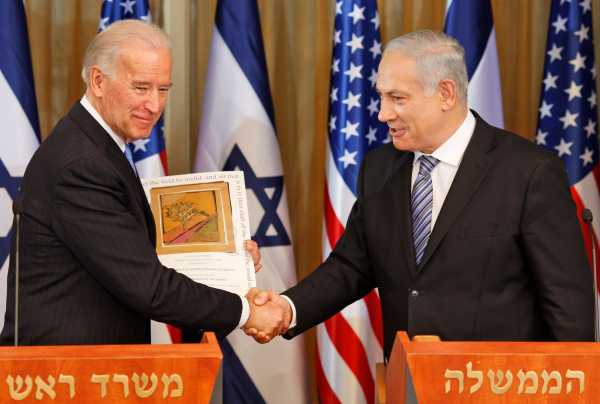 Ο Μπάιντεν αποφεύγει δημόσια αντιπαράθεση με Νετανιάχου, παρά τις ανησυχίες των ΗΠΑ για την πολιτική κρίση στο Ισραήλ