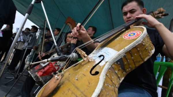 Στη Βολιβία, ορχήστρα από την Παραγουάη μεταμορφώνει τα σκουπίδια σε μουσική - Δείτε βίντεο