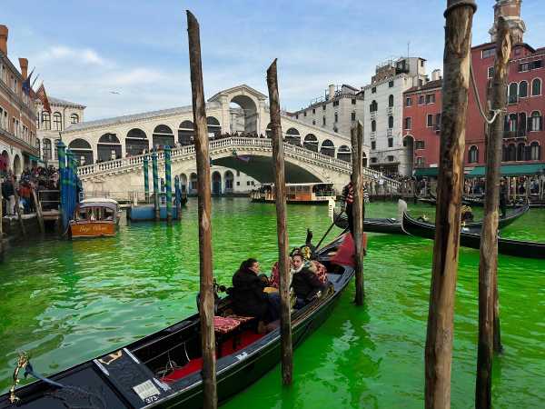 Ιταλία: Για σειρά αδικημάτων κατηγορούνται οι 28 ακτιβιστές που «έβαψαν πράσινη» την λιμνοθάλασσα της Βενετίας
