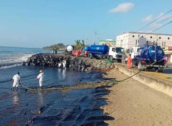 Τρίνινταντ και Τομπάγκο: Πετρελαιοκηλίδα παραμένει ανεξέλεγκτη για μέρες