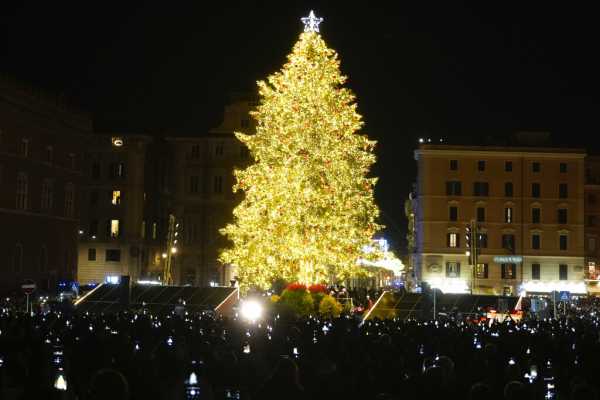 Πόλεις σε όλο τον κόσμο μπαίνουν στο πνεύμα των Χριστουγέννων – Έθιμα σε Ιταλία, Ισπανία και Ουκρανία