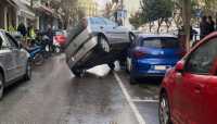 Σέρρες: ΙΧ “προσγειώθηκε” σε σταθμευμένα αυτοκίνητα στο κέντρο της πόλης