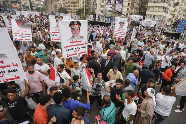 Αίγυπτος – Κάιρο: Χιλιάδες πολίτες συρρέουν για να στηρίξουν την υποψηφιότητα του προέδρου Σίσι στις εκλογές