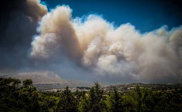 Πυρκαγιά σε χορτολιβαδική έκταση στη Ρόδο – Μήνυμα απο το 112 για ετοιμότητα των κατοίκων
