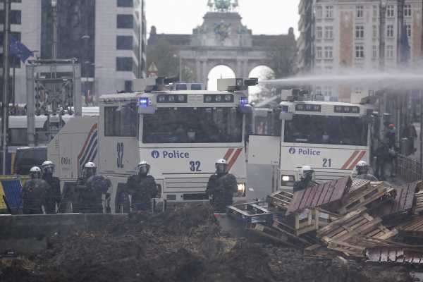 Σκηνές έντασης στις Βρυξέλλες, όπου συνέρχονται οι υπουργοί – Αυγενάκης: Αποφασισμένοι να διορθωθούν ζητήματα στην τρέχουσα ΚΑΠ