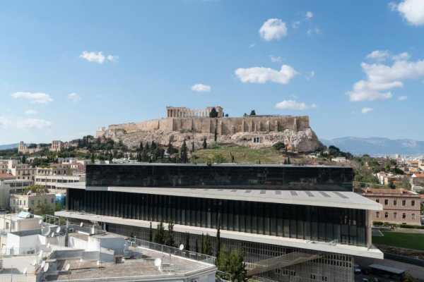 Το υπουργείο Τουρισμού σφραγίζει τμήμα του ξενοδοχείου Cocomat Athens BC 
